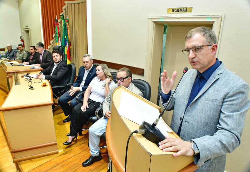 Prefeito participa de sessão solene no Legislativo